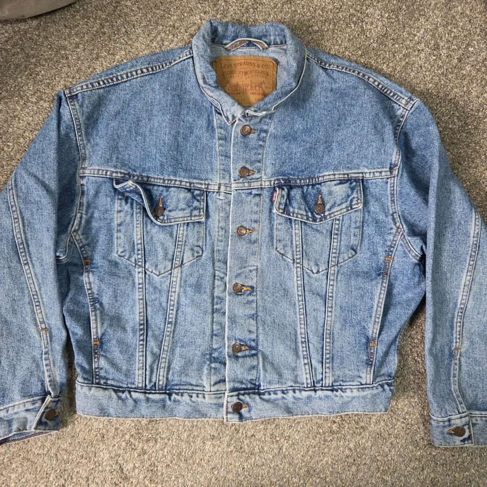 Vintage Levis 70598 4849 Denim Trucker Jacket Light Wash Mens Medium Made in USA